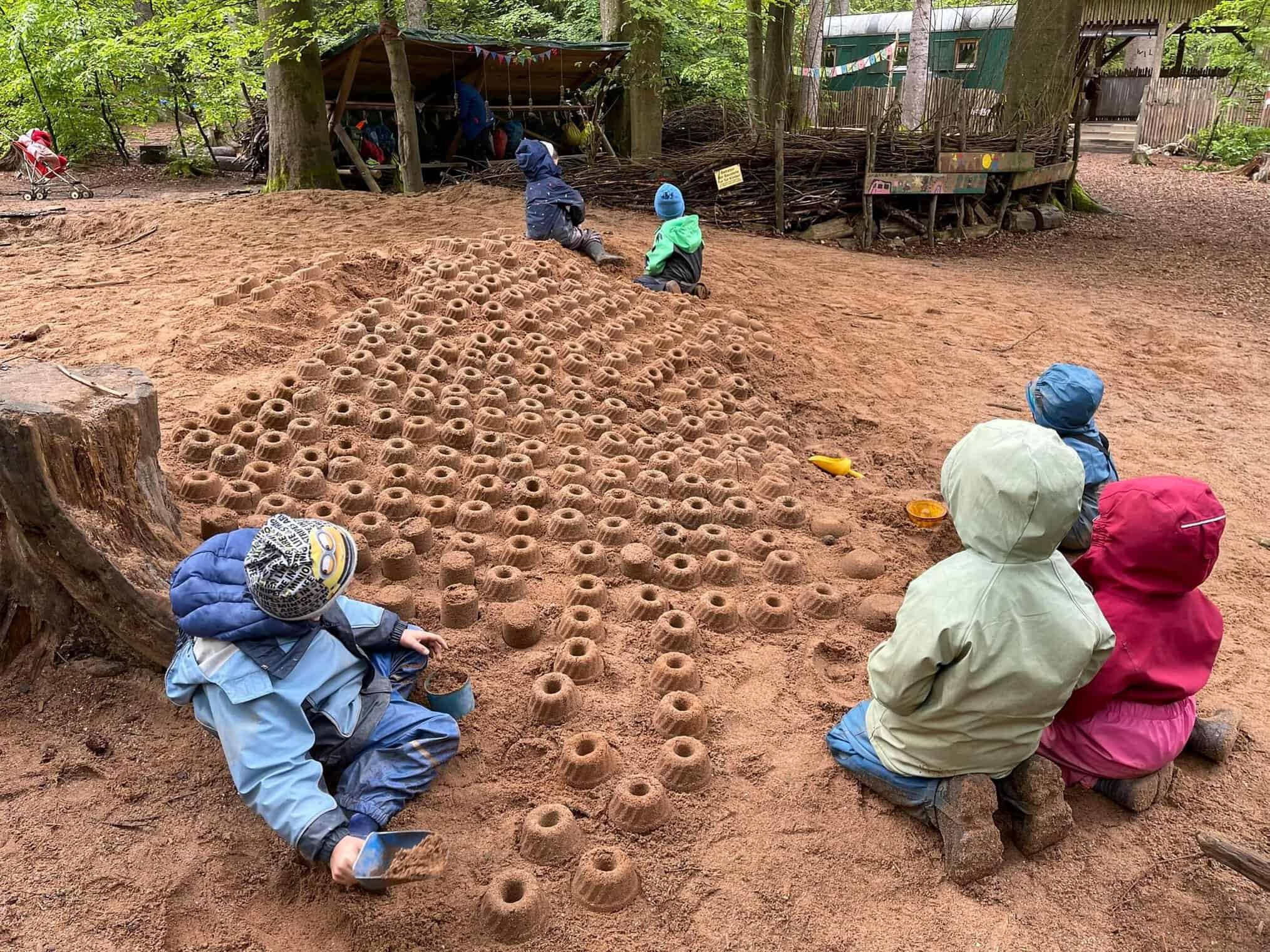 Reduktion auf das Wesentliche beim spielen im Waldkindergarten.