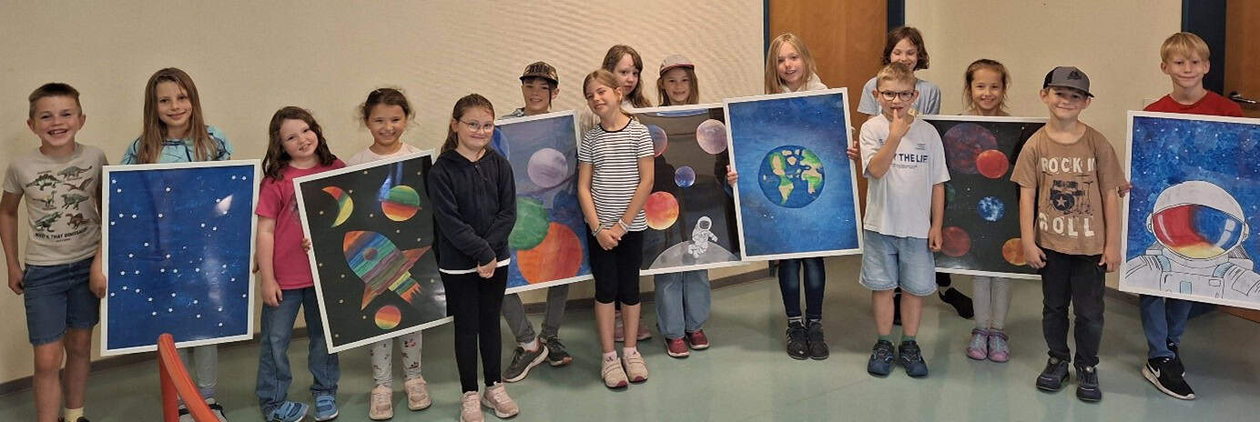Gruppenfoto vor Polizeiwagen Die Schüler der OGS des BNG und der RSM stehen vor einem Polizeiwagen.