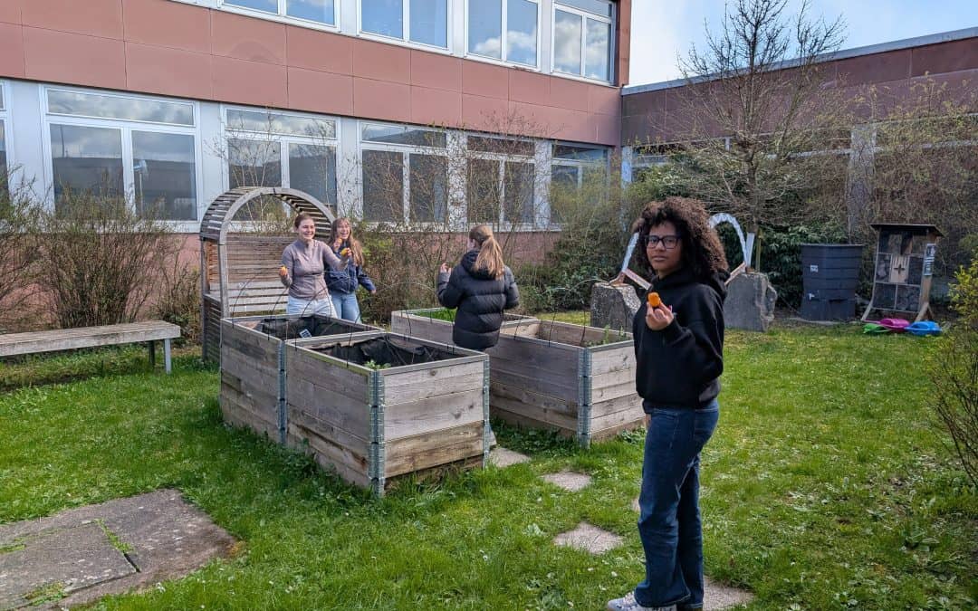 Einstimmung auf Ostern mit Gebäck und Ostereiersuche