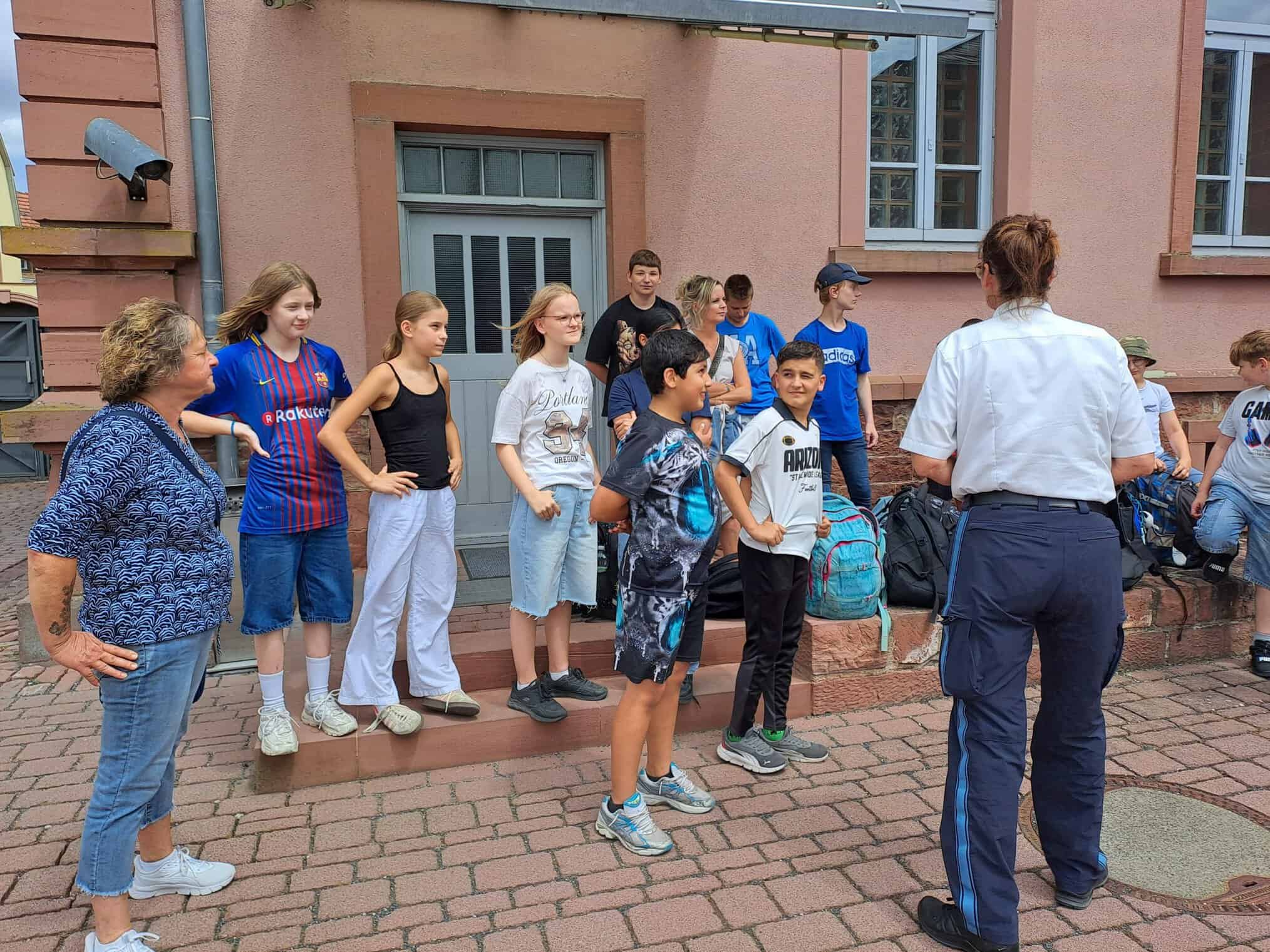 Gruppenfoto vor Polizeiwagen Die Schüler der OGS des BNG und der RSM stehen vor einem Polizeiwagen.