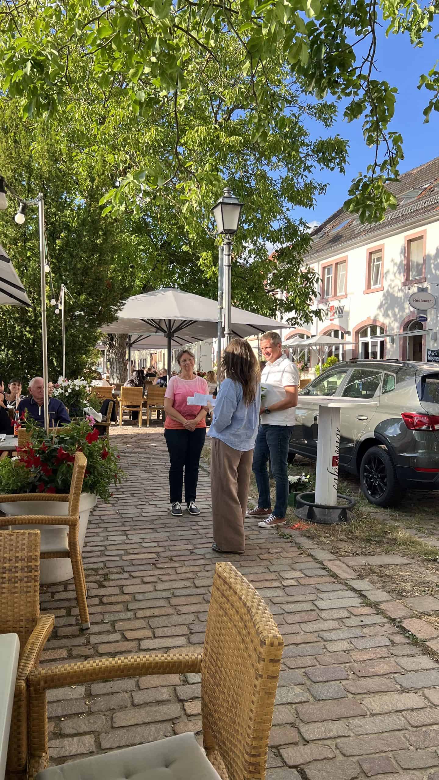 Ein Schüler sitzt an einem Tisch und probiert das Fingerabdruckpulver aus, das man bei der Spurensicherung verwendet.