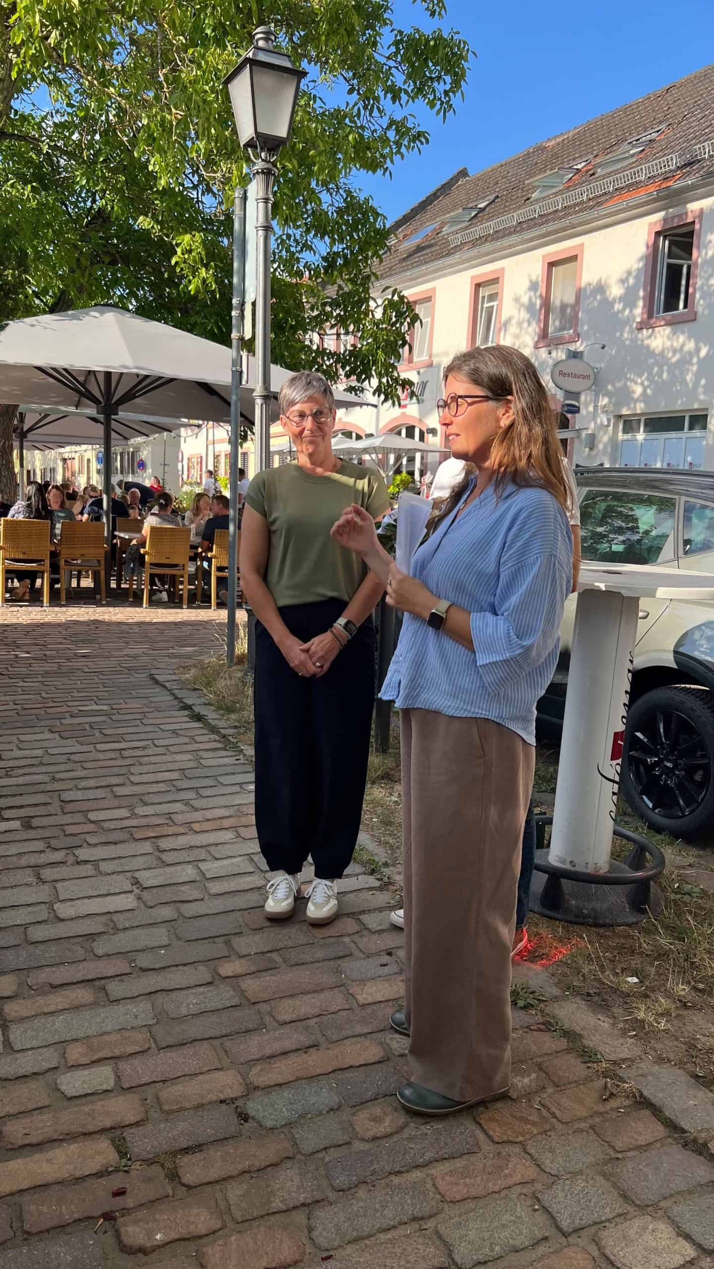 Kerstin ehrt Simone für 10 Jahre bei h&b learning