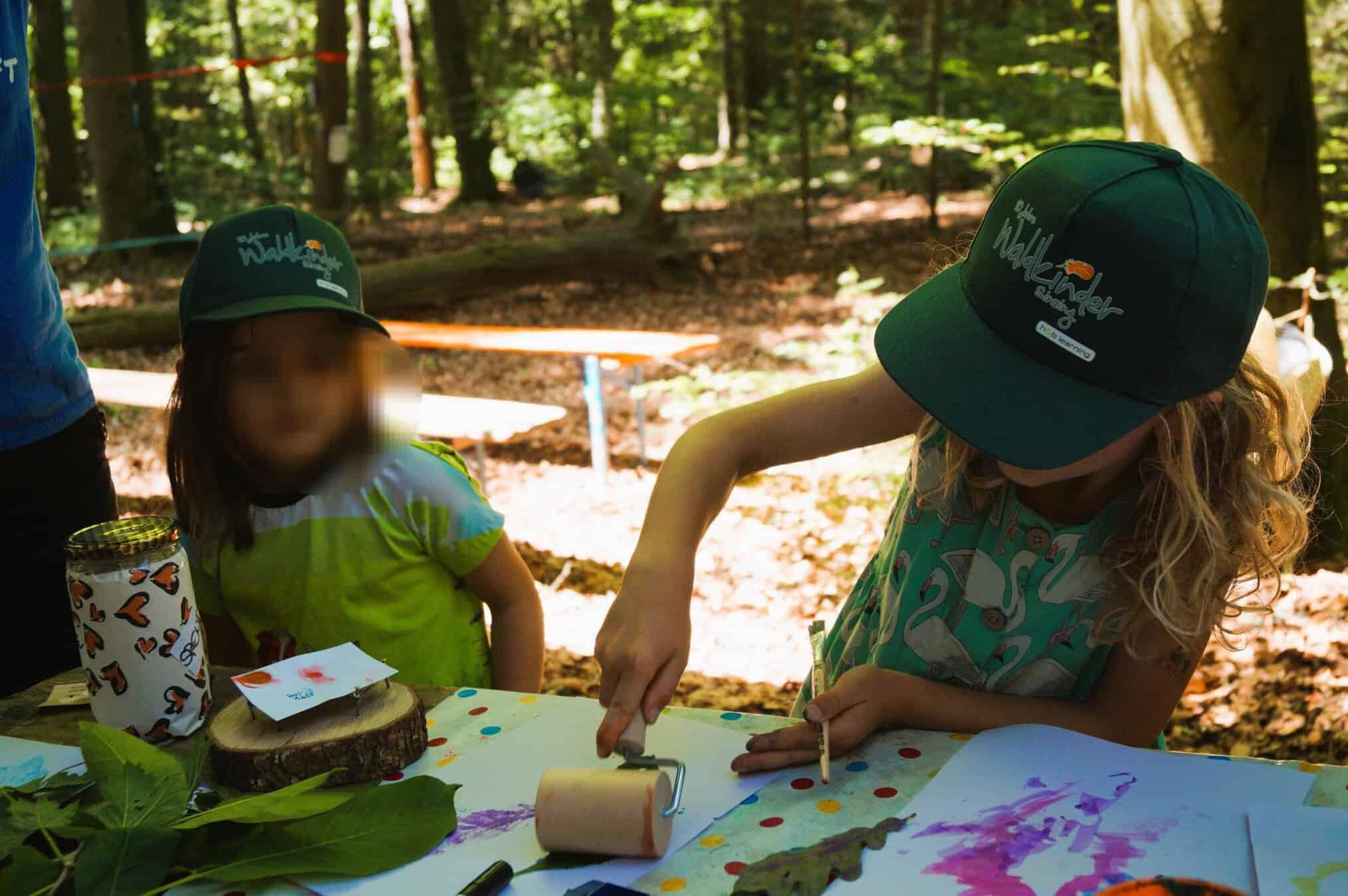 Kinder können mit Waldblumen Bilder malen und basteln.