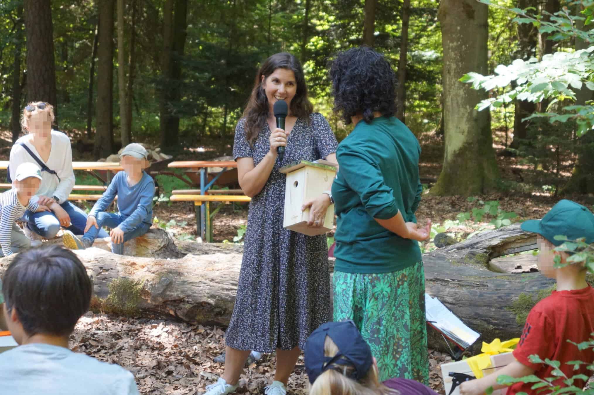 Kerstin von h&b learning gratuliert und bedankt sich bei Kindergartenleitung Katrin und Team für die gute Zusammenarbeit.