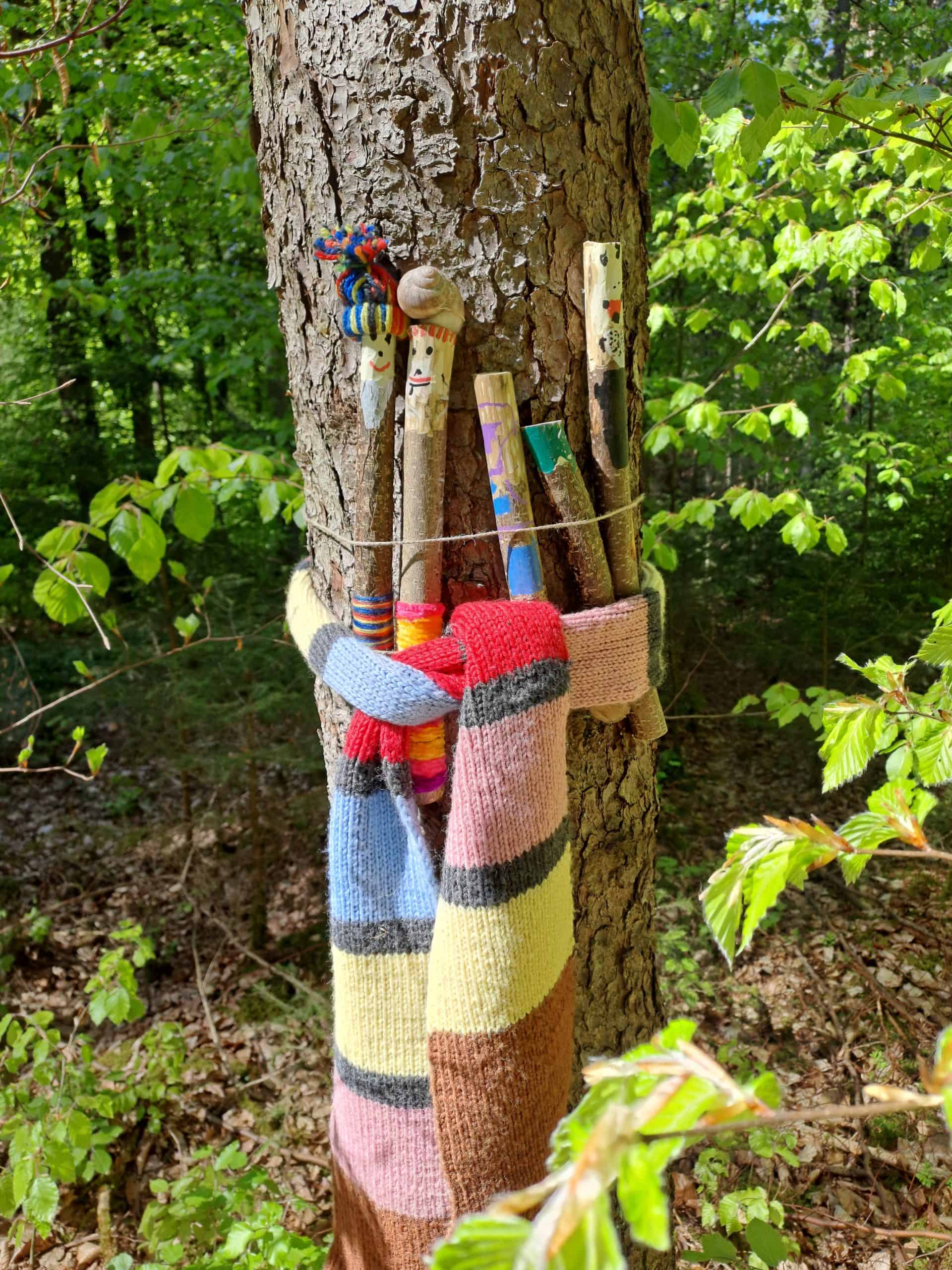 Kleiner Holzzaun mit Logo des Naturkindergarten Bad Hindelang